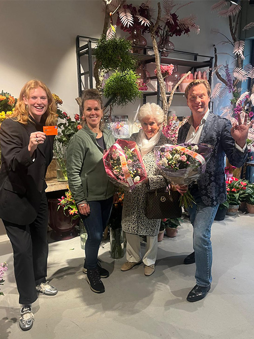 Martijn Martell verrast SurpriseShopper met het betalen van hun aankoop